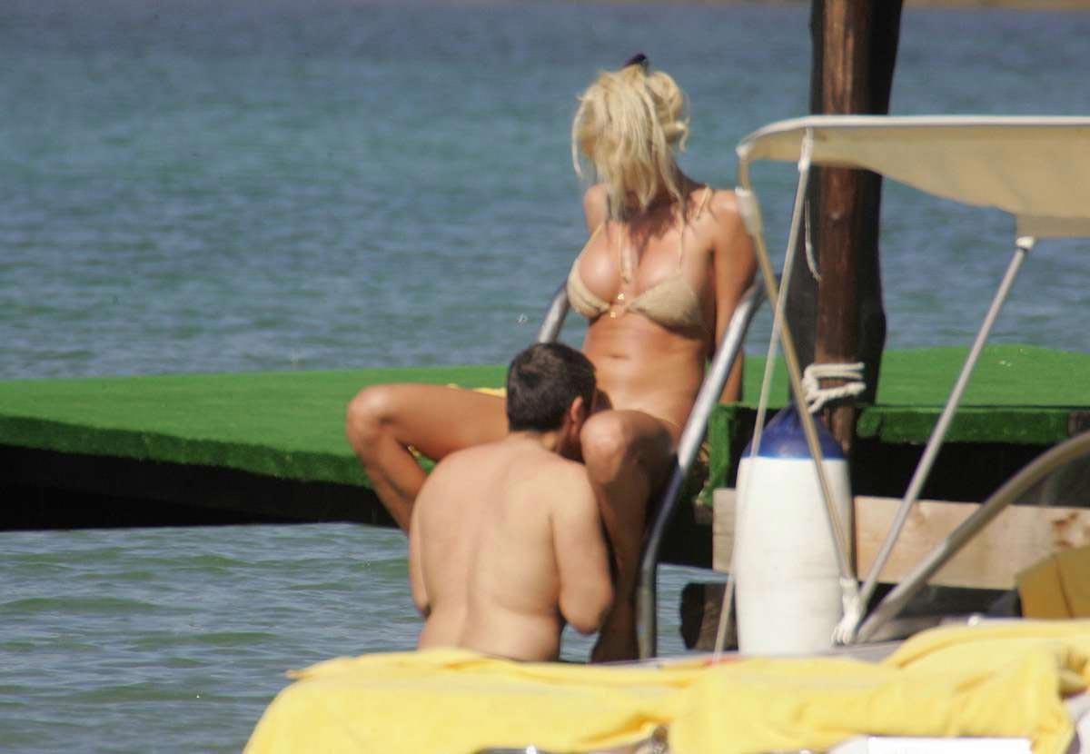 15P Victoria Silvstedt a guy licking her shaved pussy