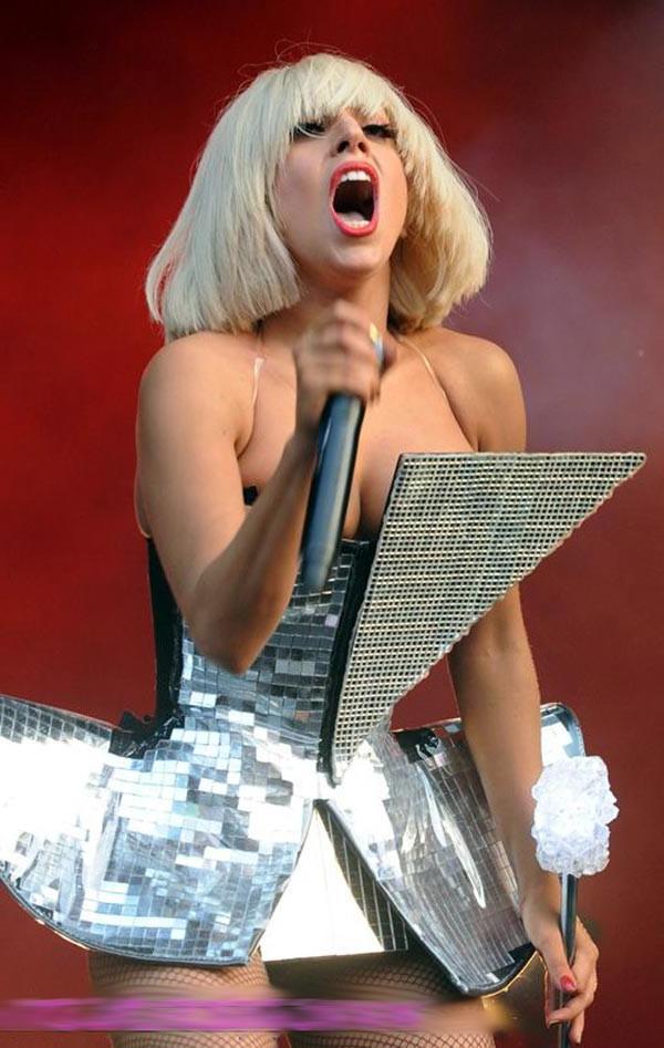 15P Lady Gaga pulling down panties to expose her ass