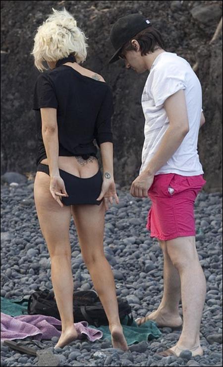 15P Lady Gaga pulling down panties to expose her ass