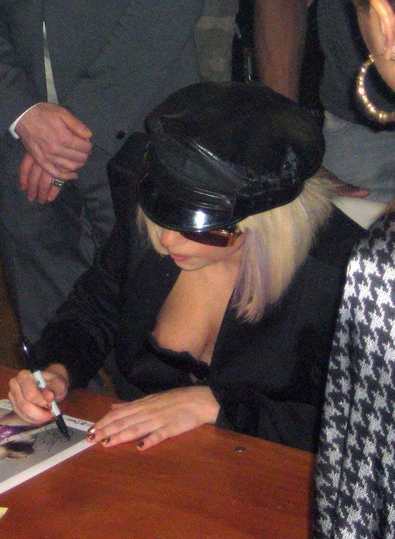 15P Lady Gaga pulling down panties to expose her ass