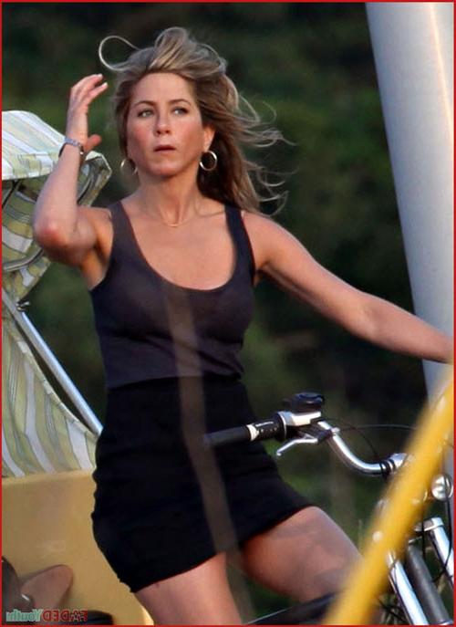 9P Jennifer Aniston showing her pussy and tits and fucking hard