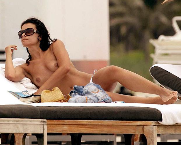 10P Francesca Kingdon showing her nice big tits on beach and posing in bikini papara
