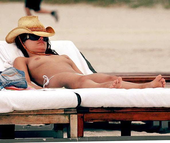 10P Francesca Kingdon showing her nice big tits on beach and posing in bikini papara