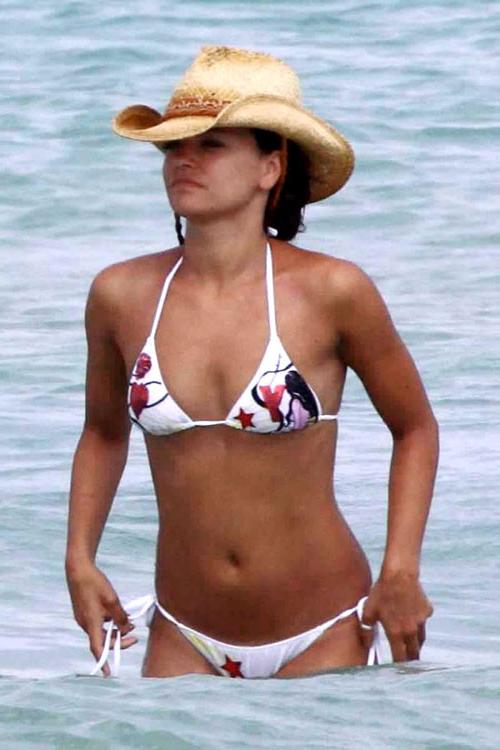 10P Francesca Kingdon showing her nice big tits on beach and posing in bikini papara