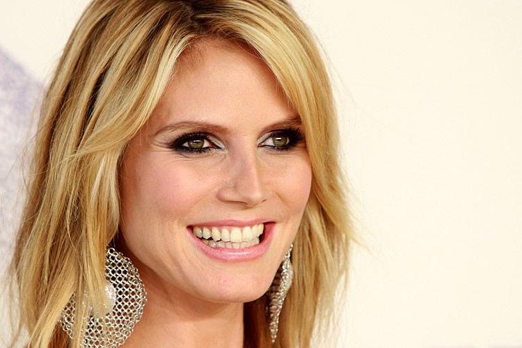 8P Heidi Klum showing her pussy and tits and fucking hard