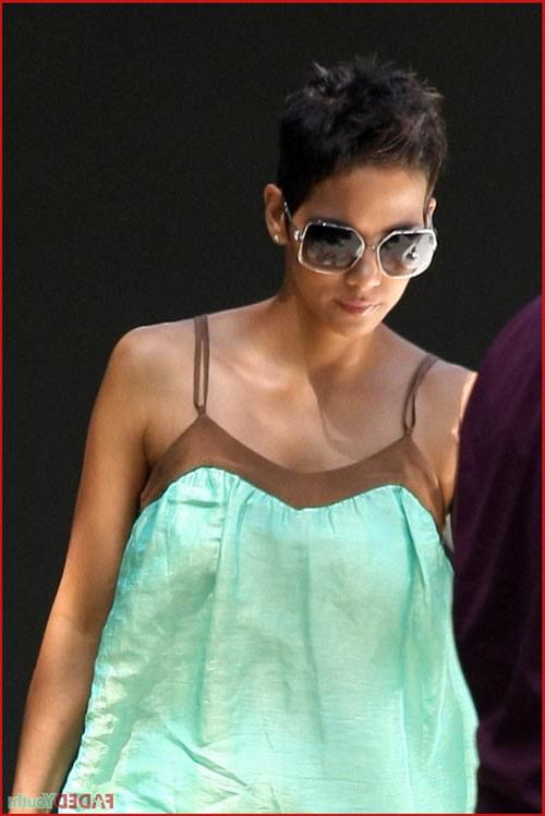 9P Halle Berry showing her pussy and tits and fucking hard