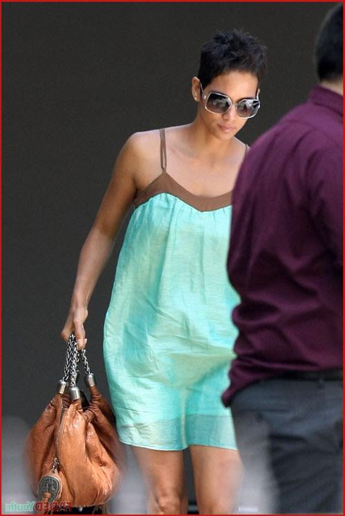 9P Halle Berry showing her pussy and tits and fucking hard