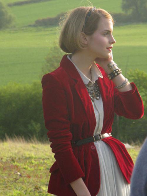 9P Emma Watson showing her pussy and tits and fucking hard