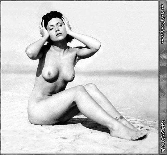 16P Alyssa Milano showing hairy pussy and tits slip paparazzi pictures
