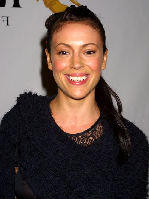 16P Alyssa Milano showing hairy pussy and tits slip paparazzi pictures