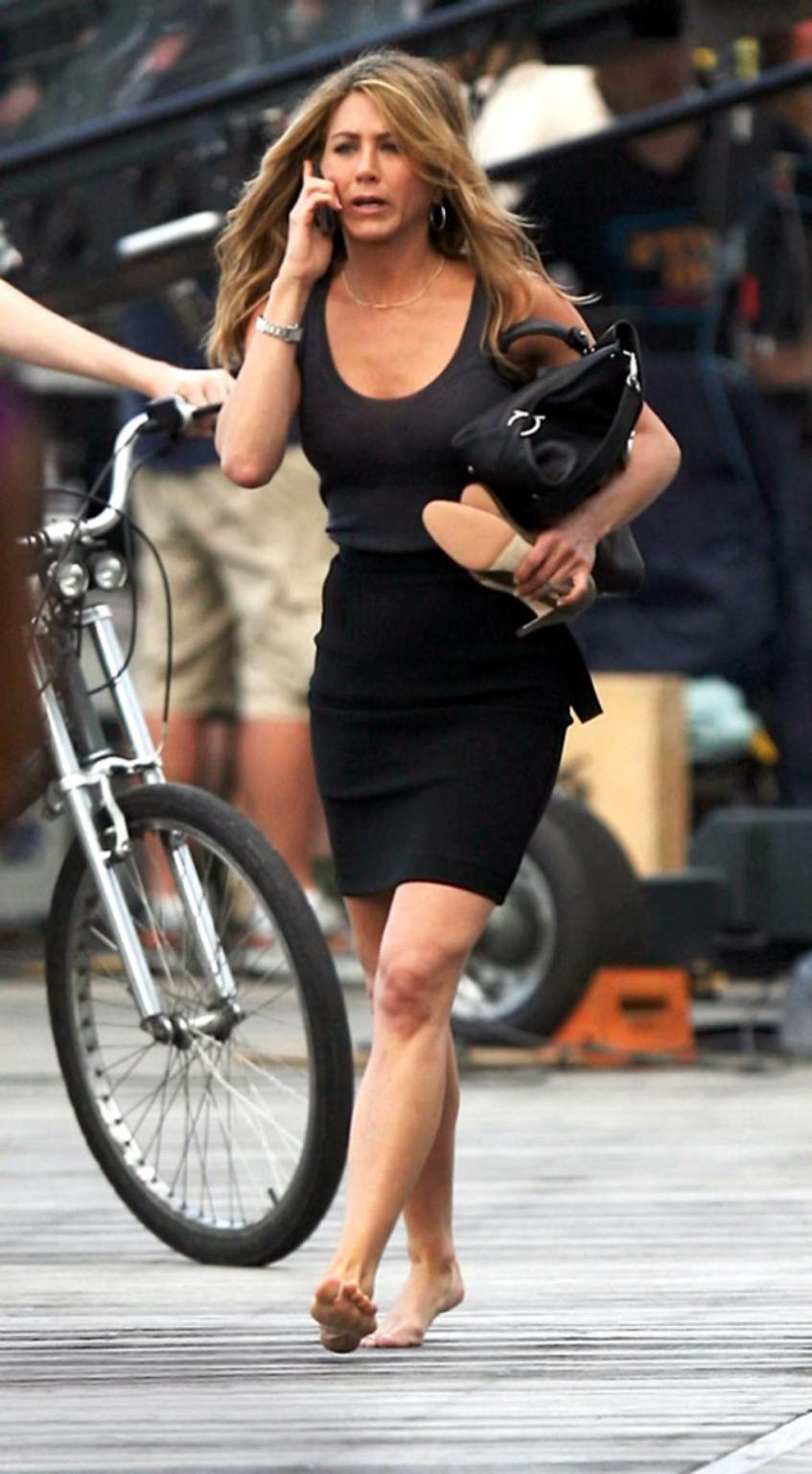 10P Jennifer Aniston showing her nice tits and upskirt paparazzi pictures