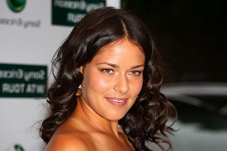 10P Ana Ivanovic downblouse and upskirt on cours paparazzi pictures and posing sexy