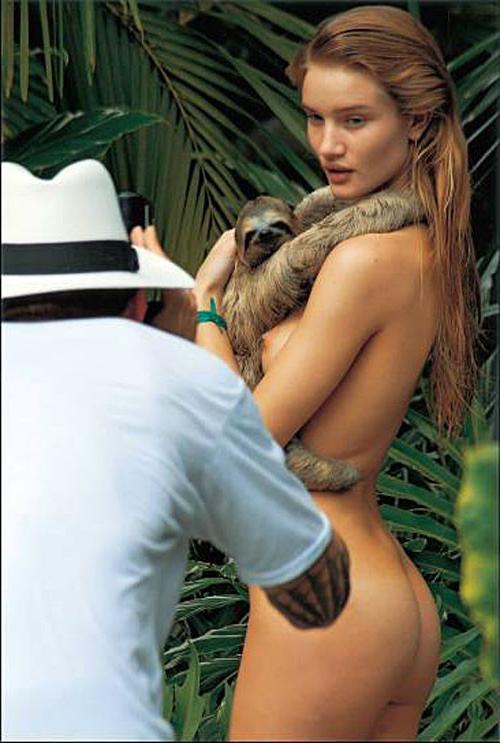 10P Miranda Kerr zeigt ihre schönen großen Titten mit einigen anderen nackten Mädchen in einem Calen