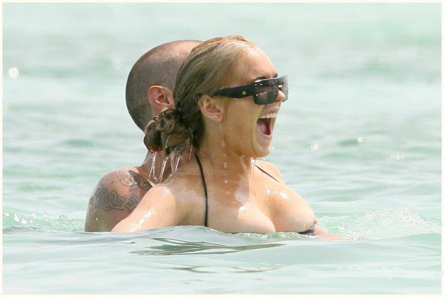 15P Lindsay Lohan showing off her hard pokies
