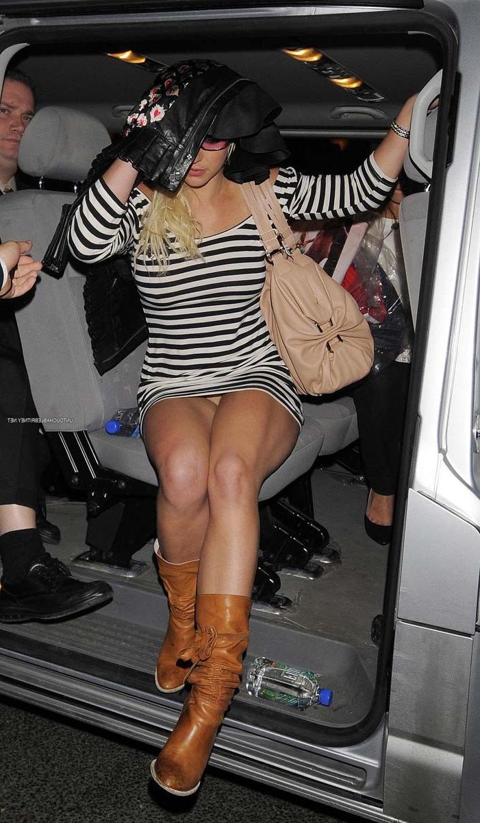 15P Britney Spears hat beim Strip einen tollen Arsch in Tangas
