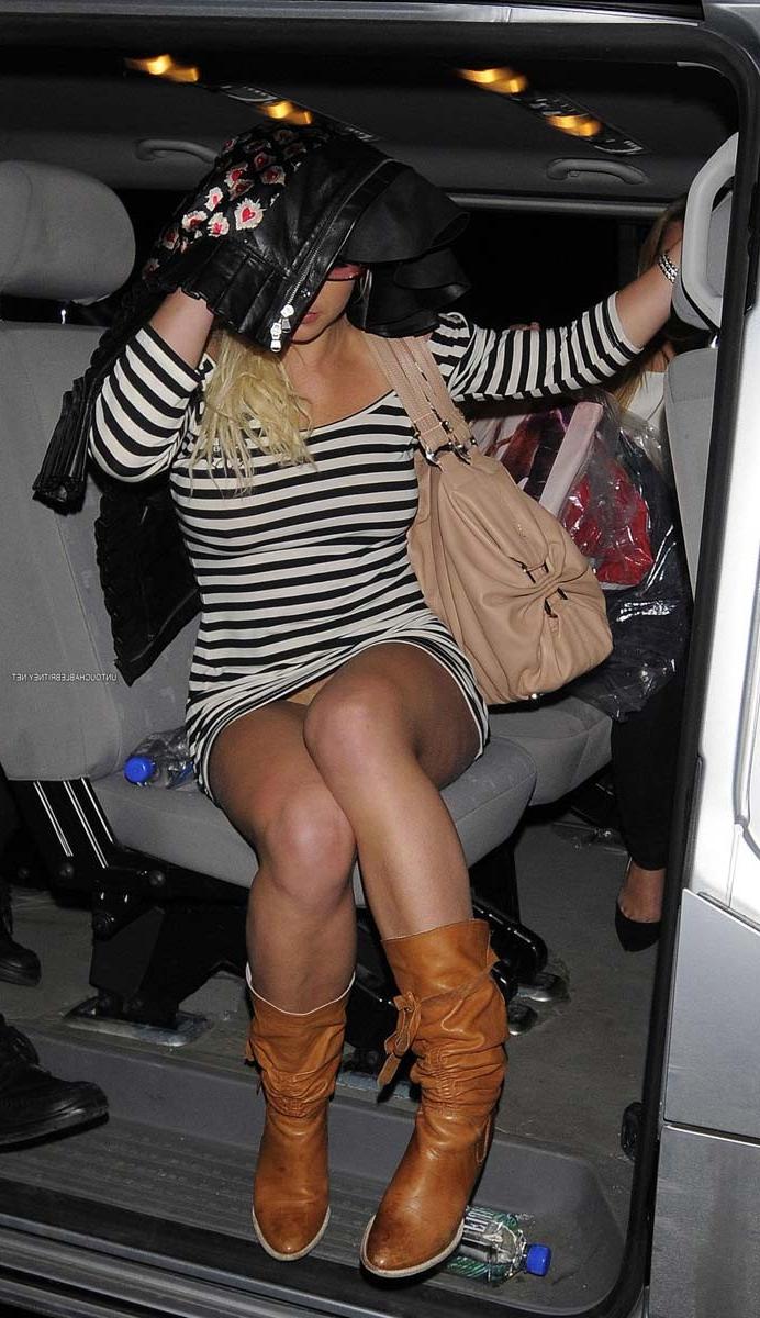 15P Britney Spears hat beim Strip einen tollen Arsch in Tangas