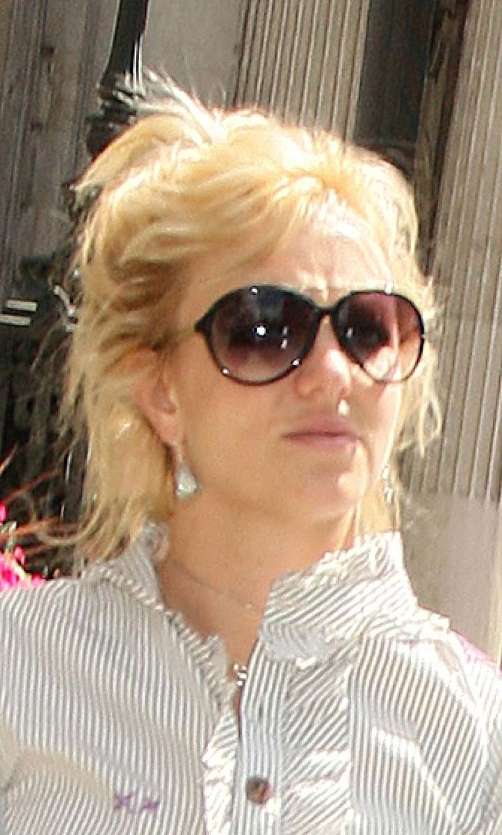 15P Britney Spears hat beim Strip einen tollen Arsch in Tangas