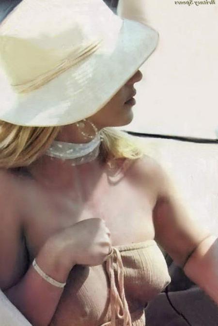 15P Britney Spears performing and showing nude boobs