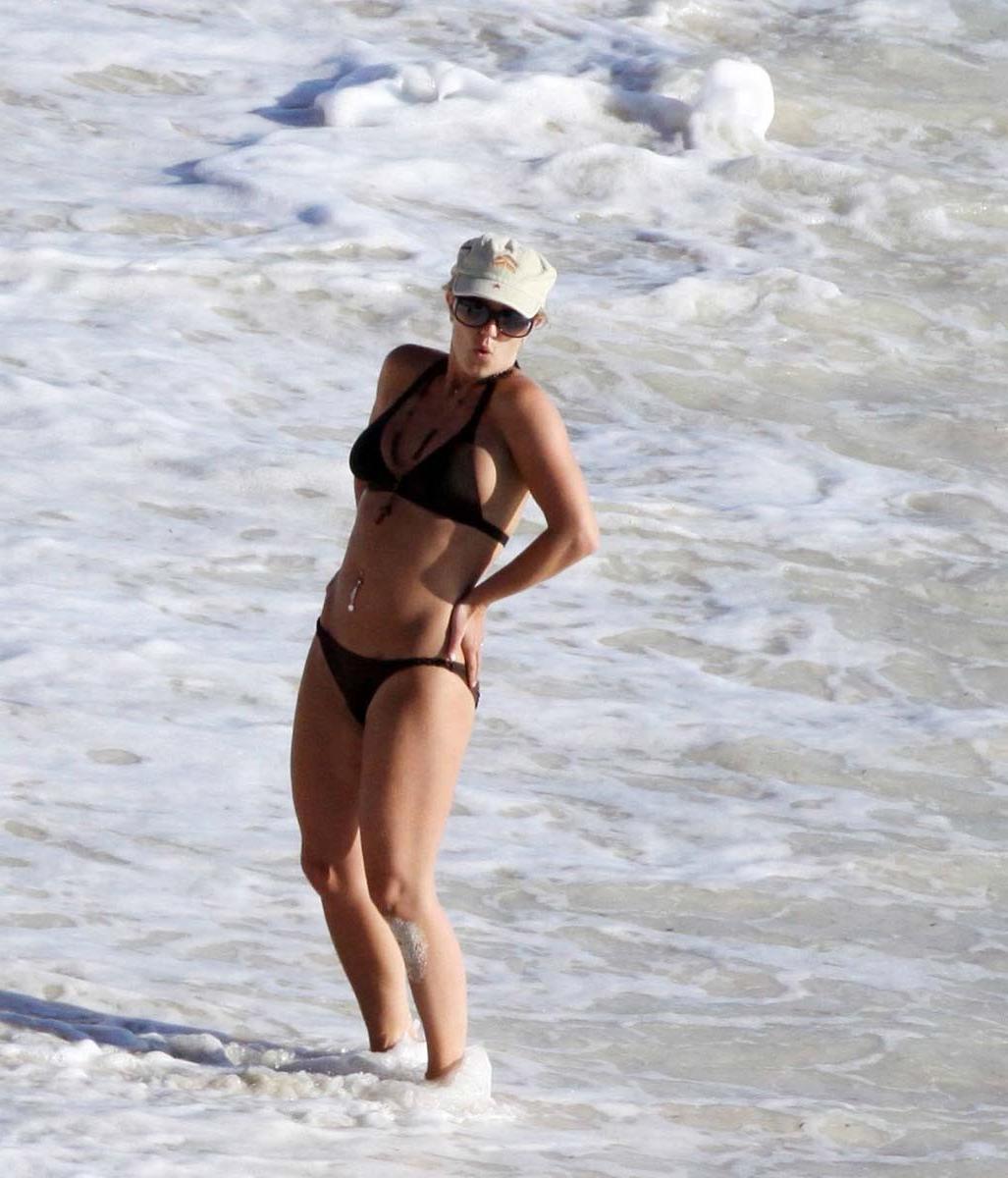 15P Britney Spears performing and showing nude boobs