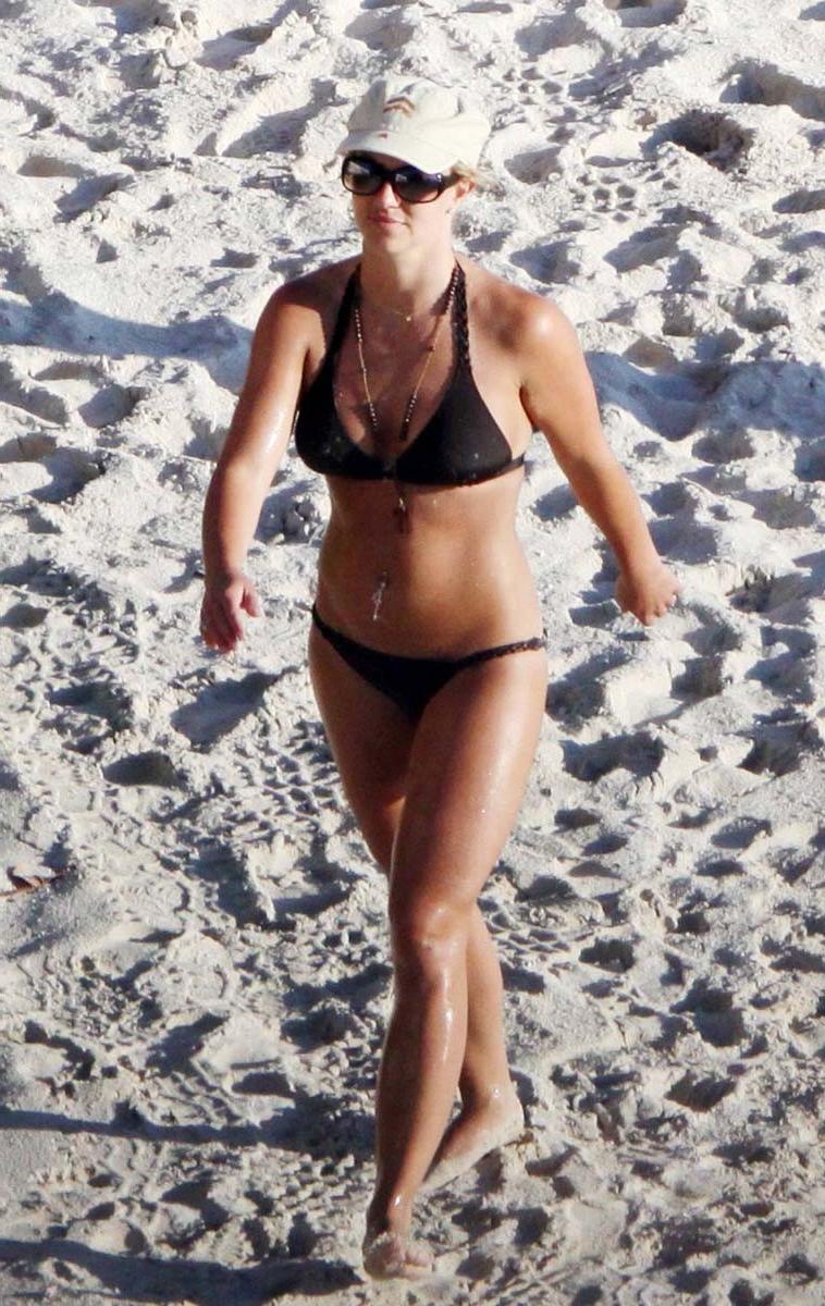 15P Britney Spears performing and showing nude boobs
