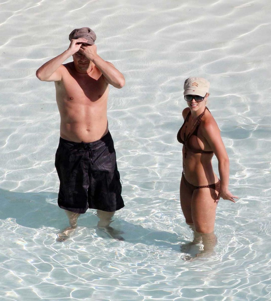 15P Britney Spears performing and showing nude boobs