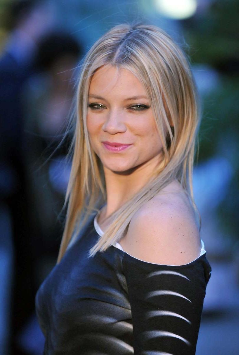 15P Amy Smart wild starlet showing her perky nude tits
