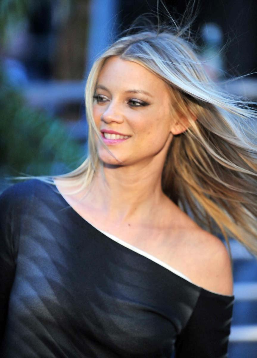 15P Amy Smart wild starlet showing her perky nude tits
