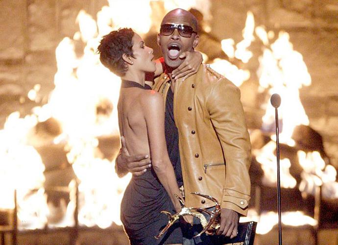 10P Halle Berry grabing some guy cock in front of public paparazzi pictures and show