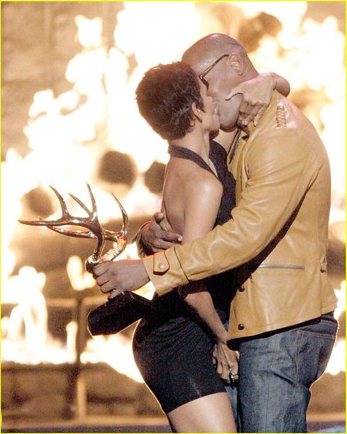 10P Halle Berry grabing some guy cock in front of public paparazzi pictures and show