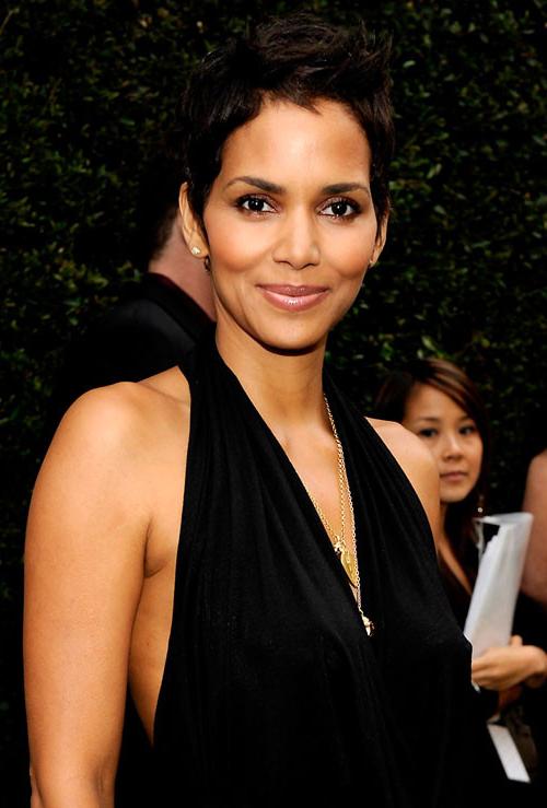 10P Halle Berry grabing some guy cock in front of public paparazzi pictures and show