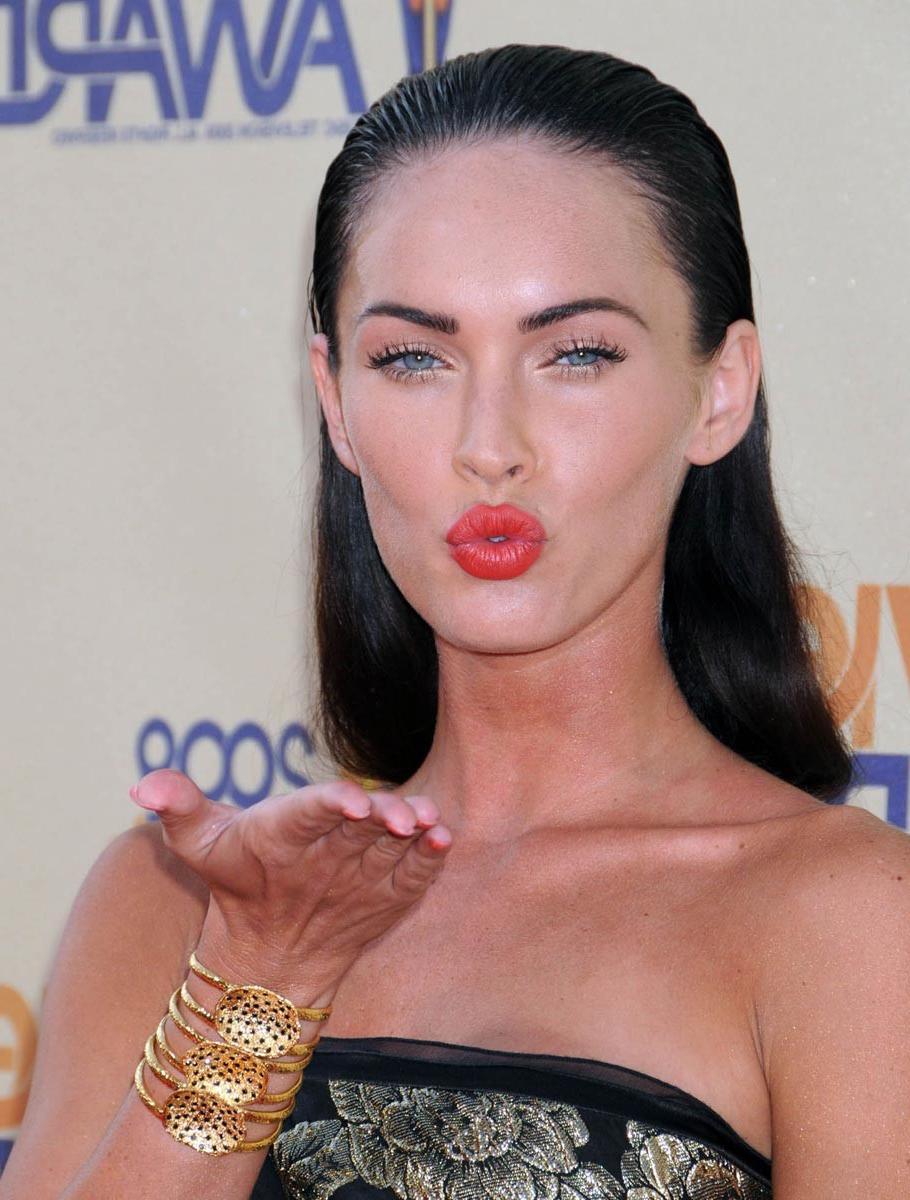 15P Megan Fox pulling down panties to expose tattoo
