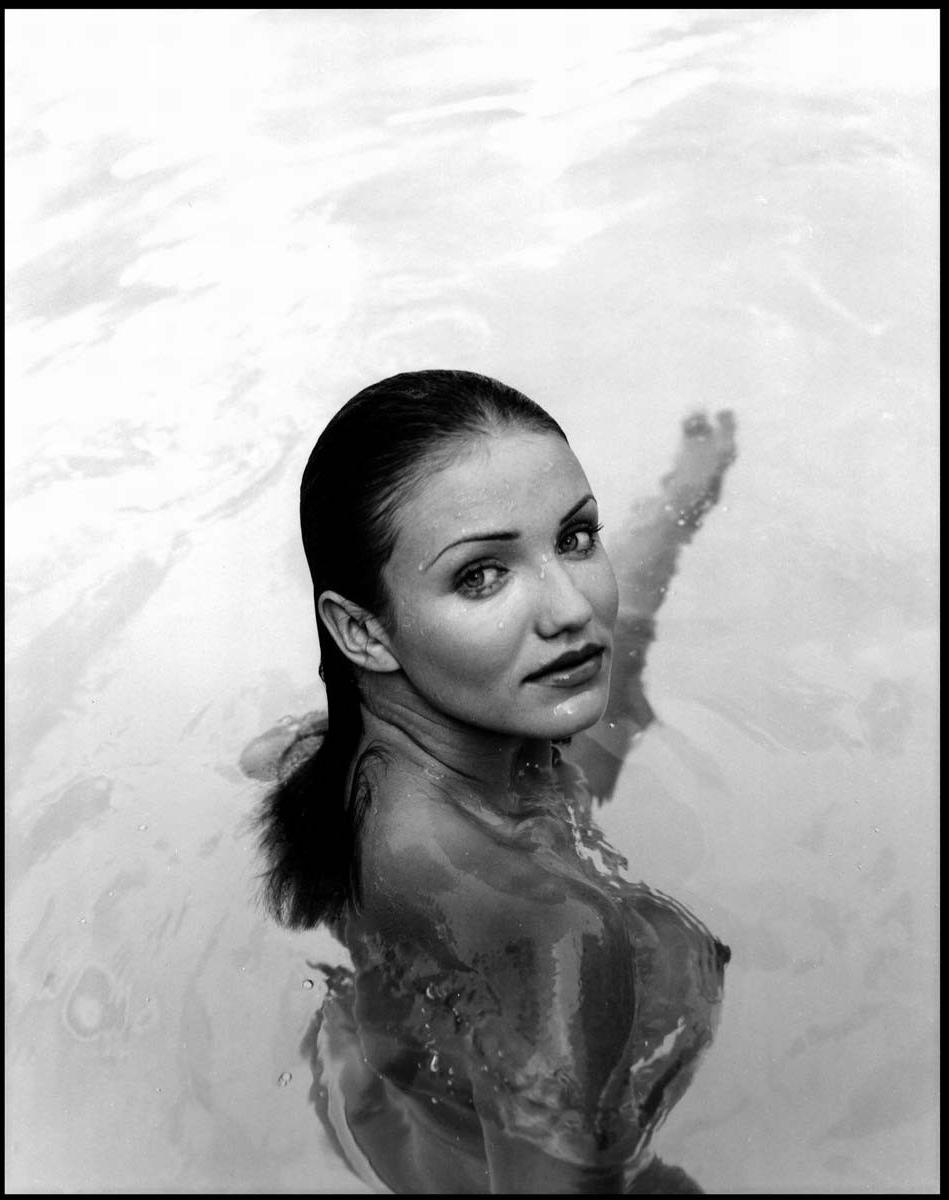15P Cameron Diaz nice wet nude tits in the pool
