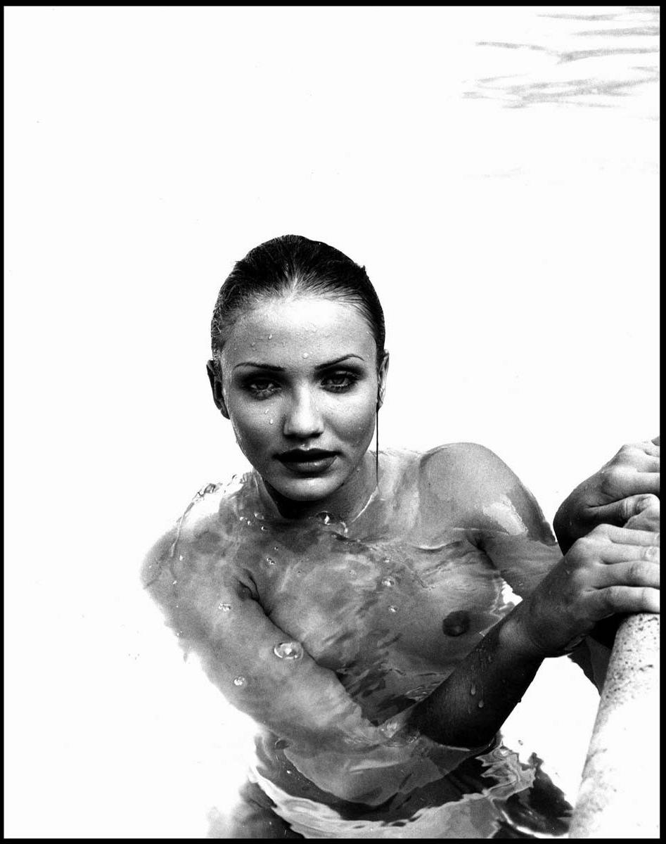 15P Cameron Diaz nice wet nude tits in the pool