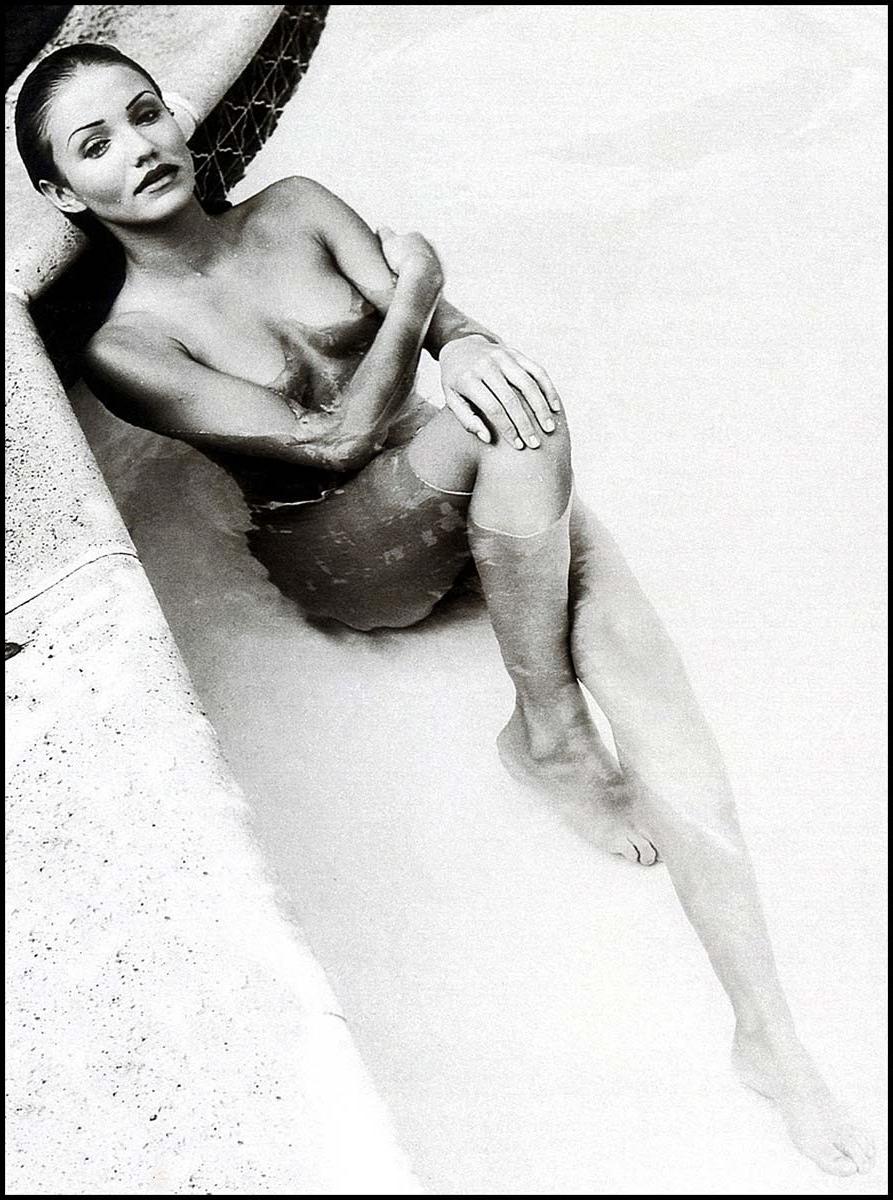 15P Cameron Diaz nice wet nude tits in the pool