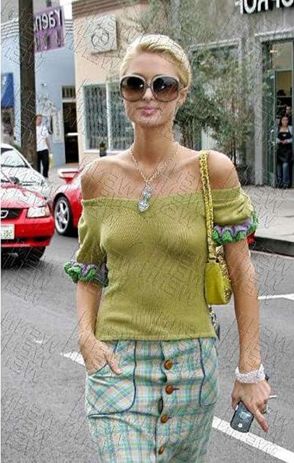 10P Paris Hilton performing lap dance for her boyfriend in public and showing tits a