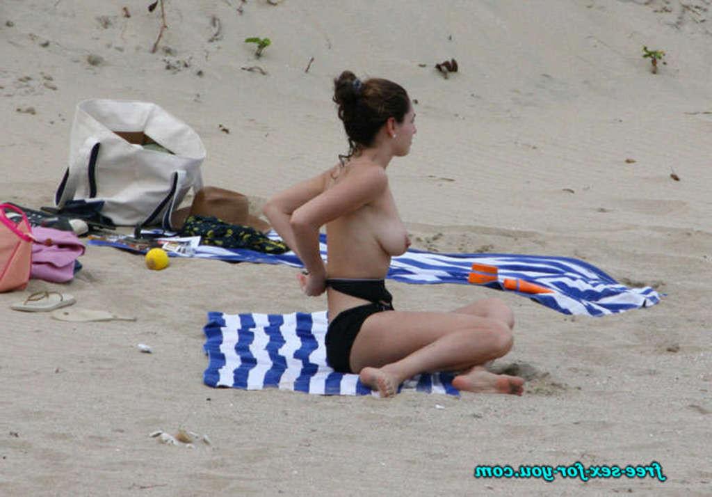 10P Kelly Brook showing her nice big tits on beach paparazzi pictures and posing sex