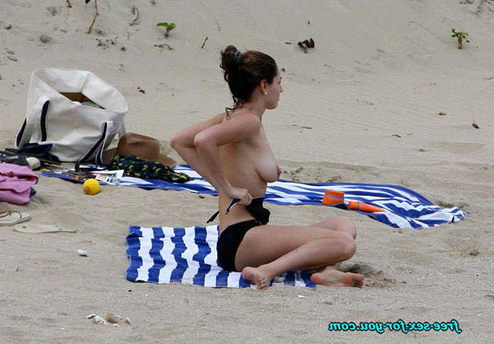 10P Kelly Brook showing her nice big tits on beach paparazzi pictures and posing sex