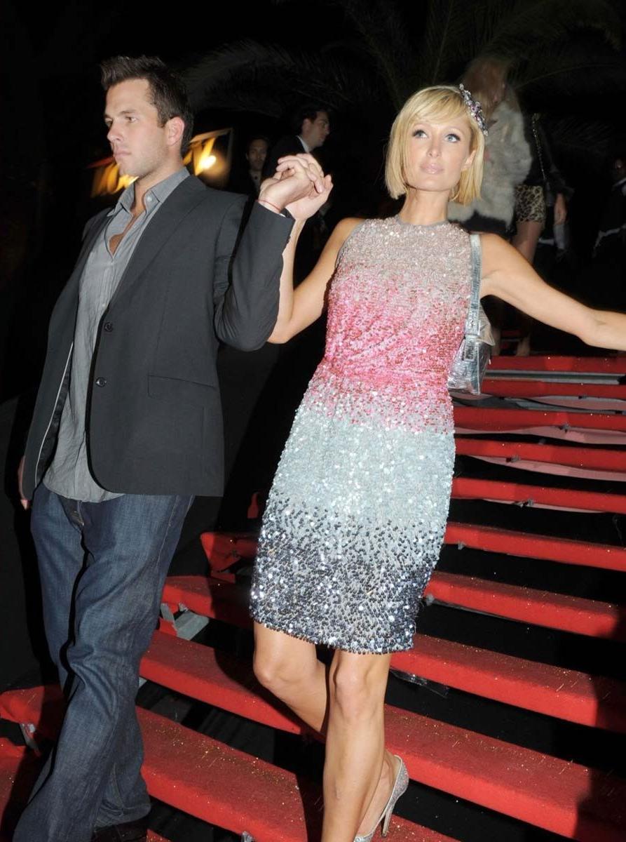 15P Paris Hilton showing her stunning nude ass