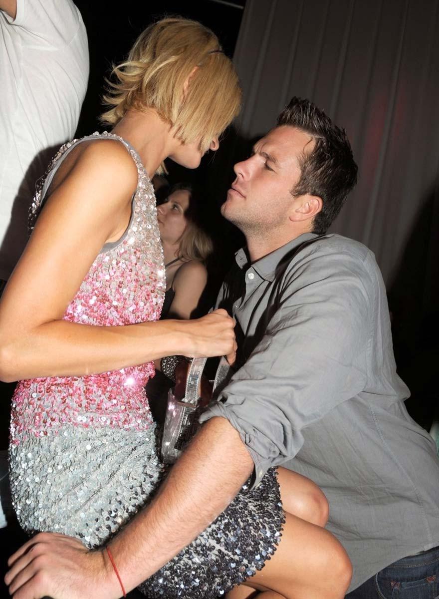 15P Paris Hilton showing her stunning nude ass