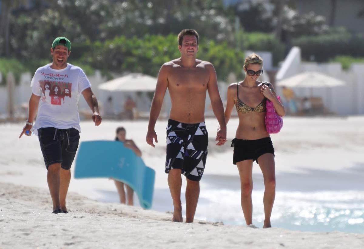 15P Paris Hilton showing her stunning nude ass