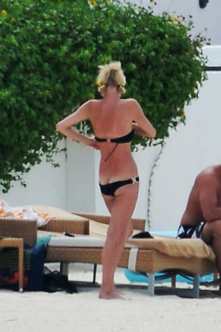 15P Paris Hilton showing her stunning nude ass