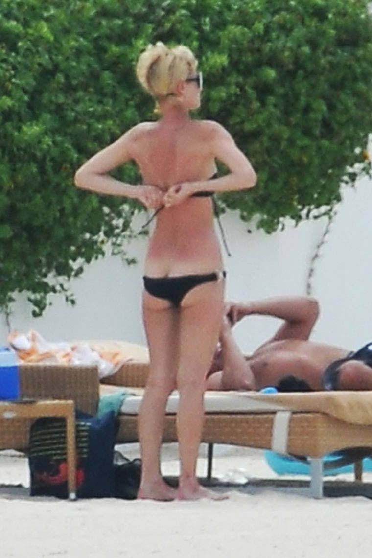 15P Paris Hilton showing her stunning nude ass
