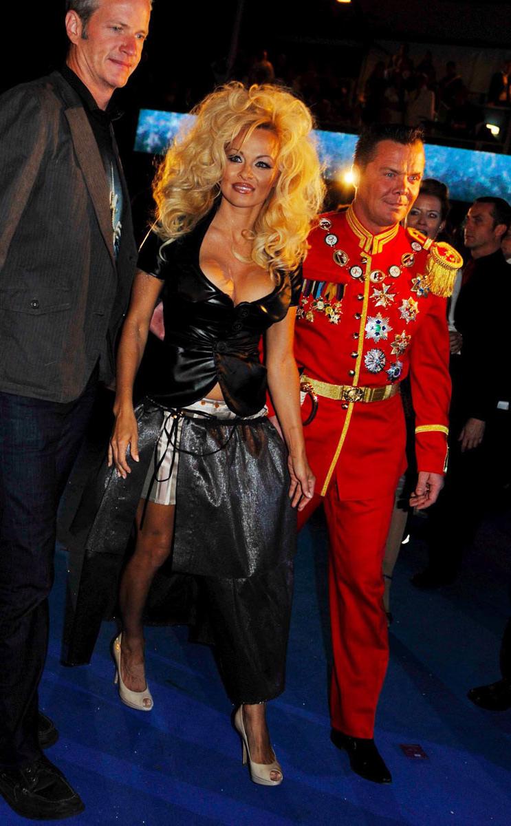 15P Pamela Anderson amazing nipple slip in public