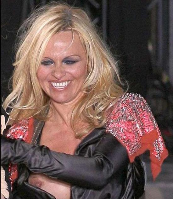 15P Pamela Anderson amazing nipple slip in public