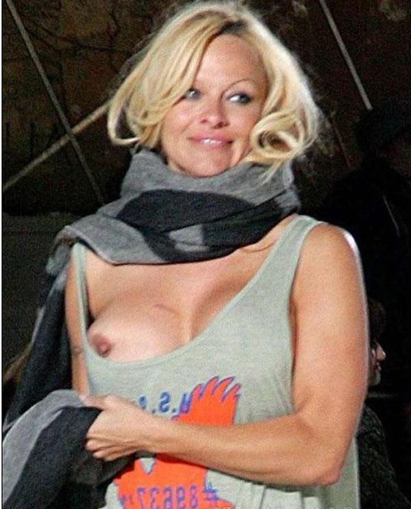 15P Pamela Anderson amazing nipple slip in public
