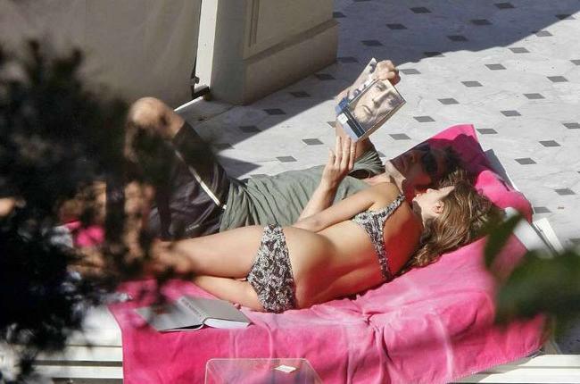 15P Penelope Cruz exposed topless and hard nipples