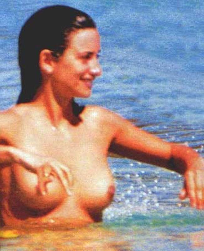 15P Penelope Cruz exposed topless and hard nipples