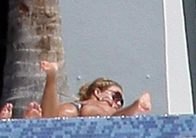 15P Jessica Simpson showing her stunning jeans ass