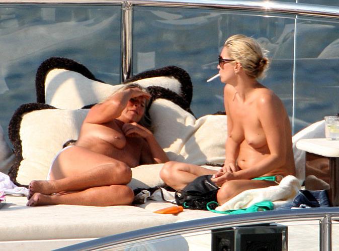 16P Kate Moss showing her nice tits on beach paparazzi pictures
