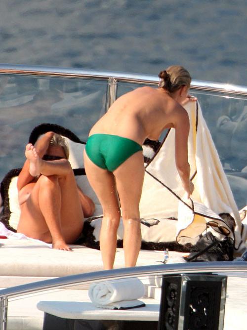 16P Kate Moss showing her nice tits on beach paparazzi pictures